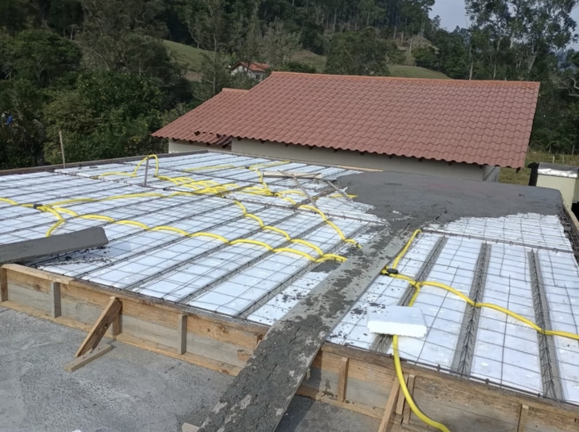 Componentes e instalação elétrica de sistema fotovoltaico executado pela Vidal Téc